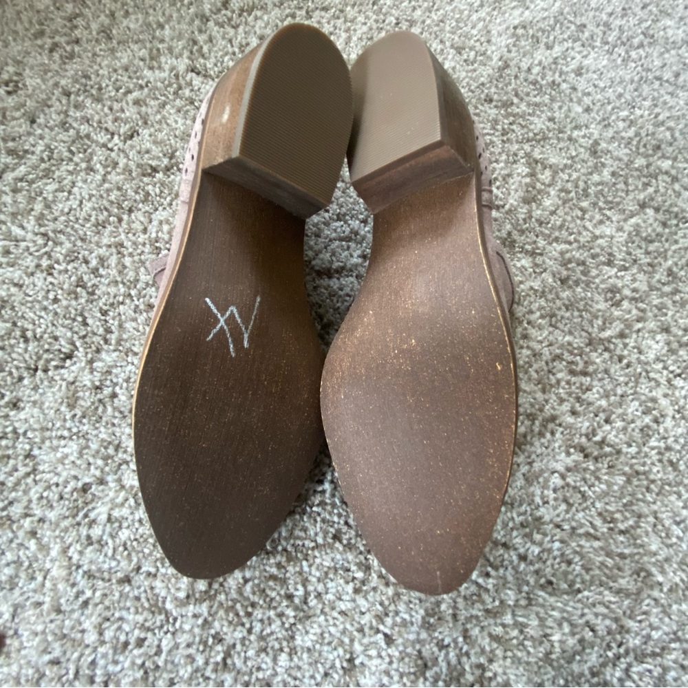Susina 8.5 pink suede ankle booties, back zipper, side angle cut - Picture 5 of 7